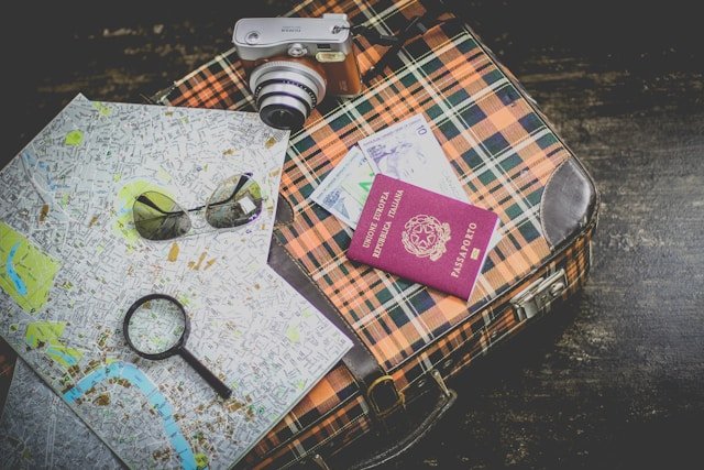 Mochila con pasaportes lista para viajar